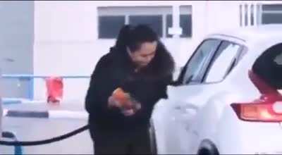 I just put my fuel in the oil hole