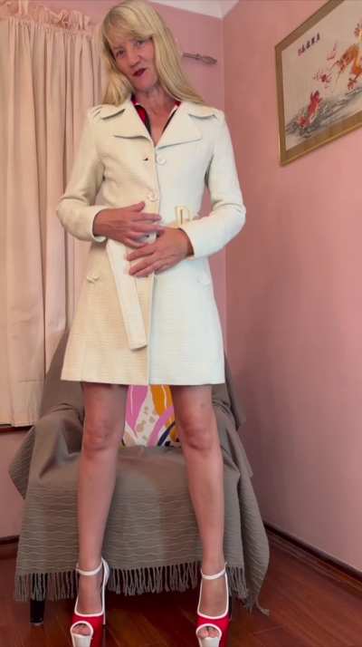 New release video on my vip ❤️&zwj;🔥 Reece wanted to watch Mummy play with her cunt and bum ❤️&zwj;🔥 mummy walked into her bedroom wearing her coat after a night out on the stripper pole. Mummy was so wet after watching those horny guys stare at her. Mummy needed