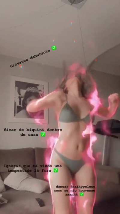 Giovanna Grigio dan&ccedil;ando de biqu&iacute;ni com farol aceso (@gigigrigio)