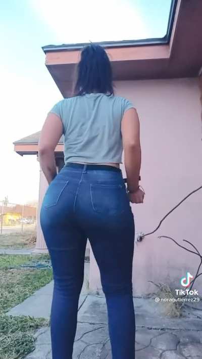 Latinas, my weakness. (@noragutierrez29)
