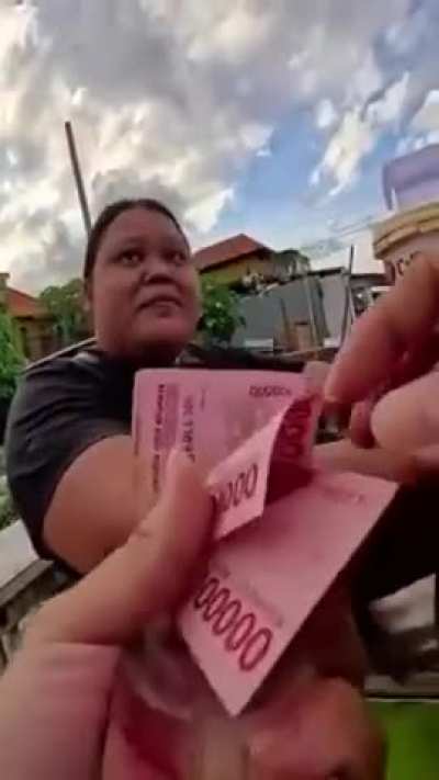 This street vendor was selling donuts to pay for her parents&rsquo; funeral when kind-hearted Isaiah Garza saw her and stepped in to help in such a beautiful way 🥹🙏 She is so sweet and selfless, giving to others even when she barely has enough for herself. That