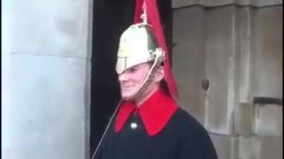 Funny guy makes Royal Guard laugh at Buckingham Palace