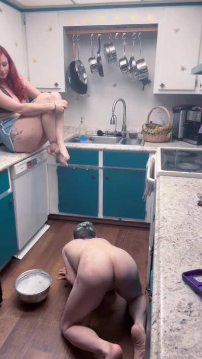 My locked houseboy cuck bf forgot to mop the kitchen floor, so I made him clean it with a sponge on his mouth on all four 🤭.