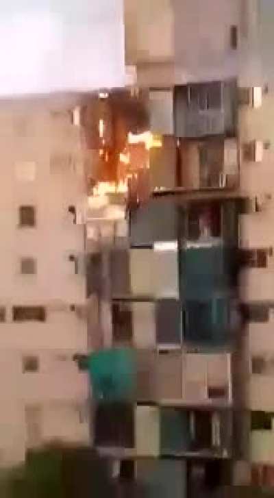 Explosión e incendio en una torre de barrio El Pozo Una garrafa explotó en un departamento del piso 9 de la torre 10. El fuego se propagó al balcón del piso 8. Una persona resultó con heridas leves.
