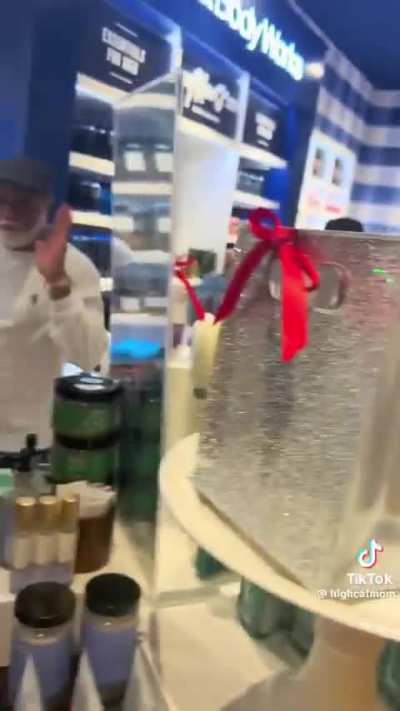 Black Friday altercation in Bath & Body Works 