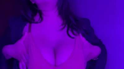 I love showing off my big bouncy titties&eth;