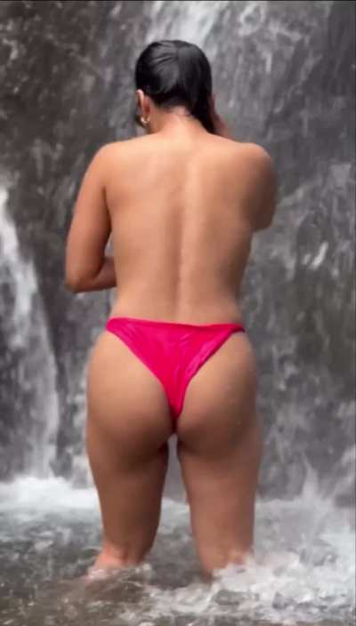 Siskaeee At The Waterfall 💦