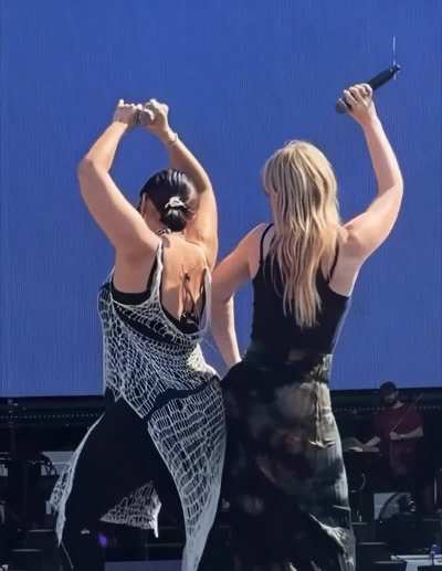 Natasha Bedingfield and Nelly Furtado "Booty High Five" at rehearsals