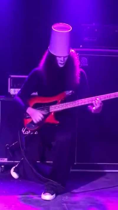 Buckethead slappin&rsquo; da bass