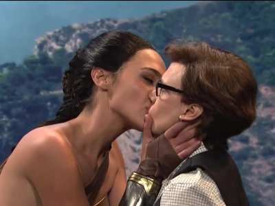 Gal Gadot kissing Kate McKinnon
