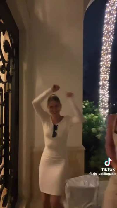 2 girls dancing