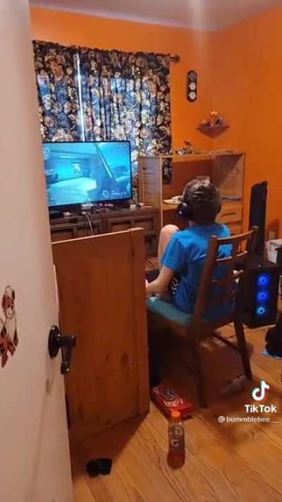 12 year old&rsquo;s discussions while playing warzone