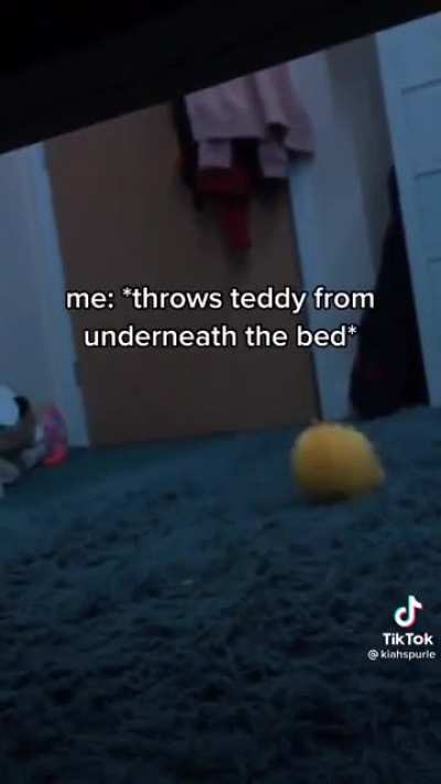 Girl decides to scare her little sister