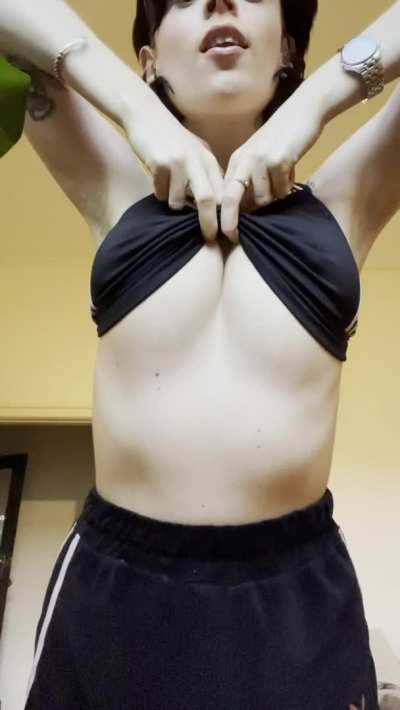 First time titty dropping so be nice 🙈 also can I just say - never fully appreciated the sexual tension of a titty drop till I found this subreddit so thank you 😘😘😘