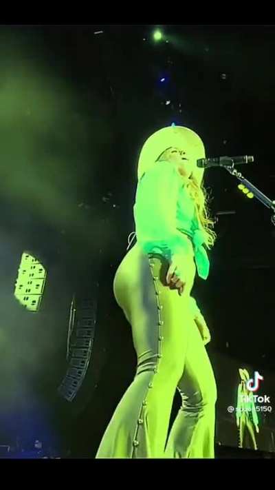 Dat 🍑 be perchin @concerts