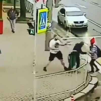 Taxi passenger gets out to attack two pedestrians and regrets it