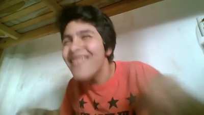 oooh mi lente de contacto, si se pregunta el nombre de la canci&oacute;n es M83 'Midnight City'