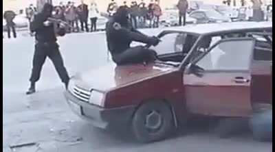 Bomba y&uuml;kl&uuml; araca m&uuml;dahale