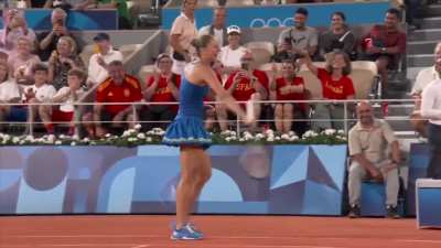 Marta Kostyuk dancing to Uptown Funk while waiting for Donna Vekic to come back from the bathroom