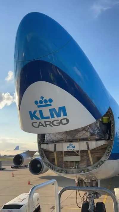 KLM Boeing 747 closing it&rsquo;s nose