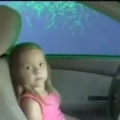 La ni&ntilde;a que edita muy bien