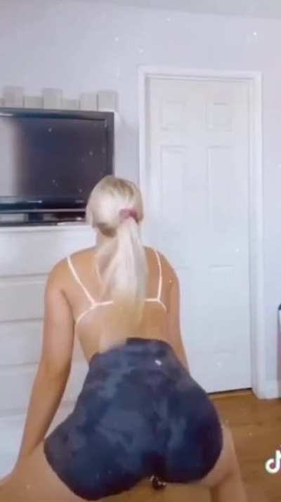 Blonde PAWG Twerking (wait for the slow mo)