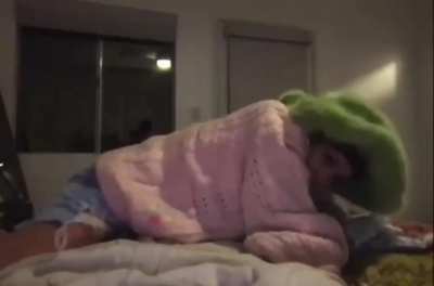 Doja couldn't take it anymore and decided to get a quick one off on her live... ⚠️ (Warning) loud sexy moaning sounds in the redgifs link above☝️