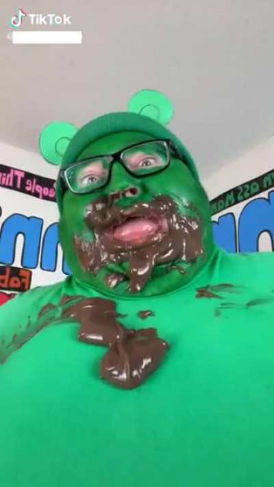 🤢