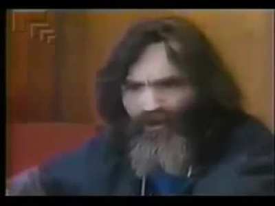 No me imagino quien estaba m&aacute;s confundido el que weon puso los subt&iacute;tulos o los que estaban en el lugar y lo escucharon
