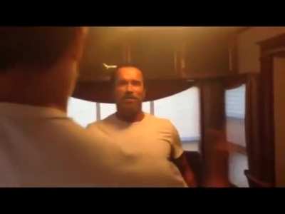 Arnold Schwarzenegger saludando al Dylan, una wea simplemente &eacute;pica