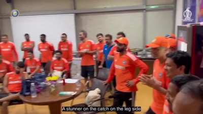 KL Rahul gives the best fielder medal to Ravindra Jadeja