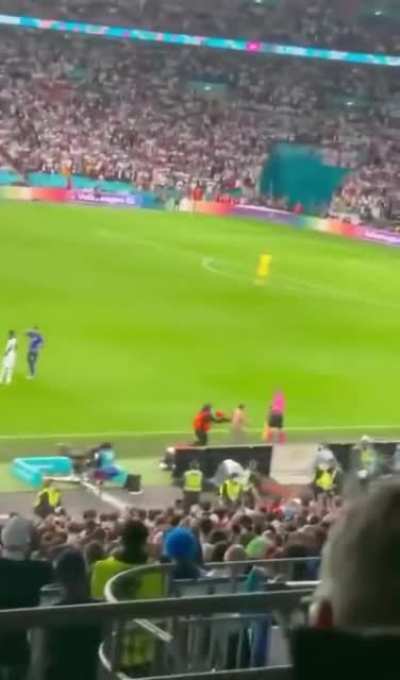 Euro final&rsquo;s streaker