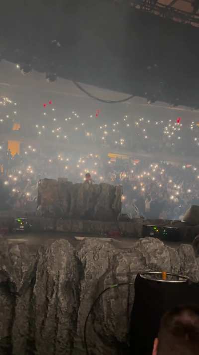Travis popping out of the toaster to HYAENA last night at MSG 😵&zwj;💫