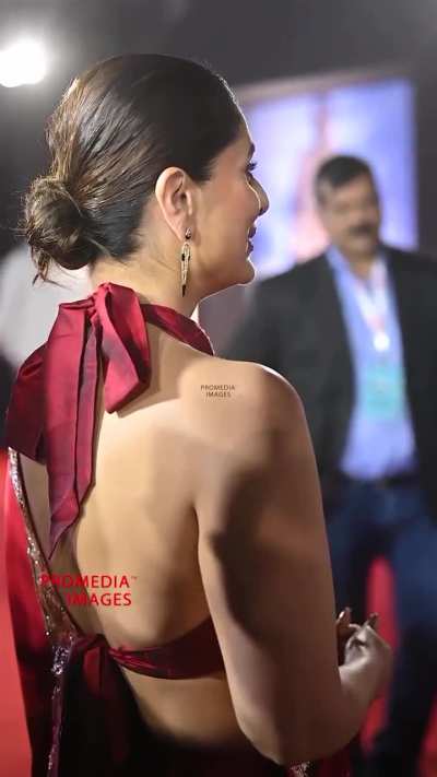 Kareena Kapoor Khan looking Hot in Backless Saree at Filmfare awards 2024