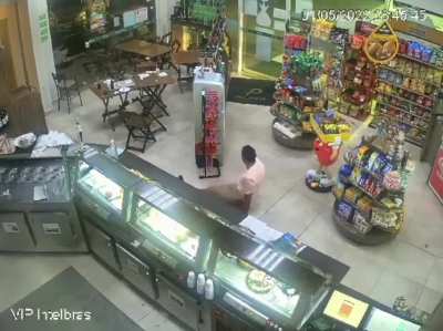[NSFW IMAGENS FORTES] No fim noite d ontem, num Posto de Combustiveis numa das principais avenidas de Curitiba, um Policial Federal q j&aacute; havia estado em confus&atilde;o numa balada momentos antes, discute com seguran&ccedil;a e ent&atilde;o abre fogo contra pessoas que ali es