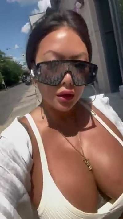 Titties out 🤤