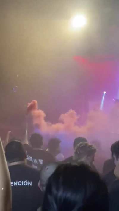 Prendieron varias bengalas dentro de un boliche en Buenos Aires