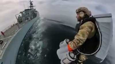 Королевская морская пехота Великобритании. Упражнение с реактивным ранцем