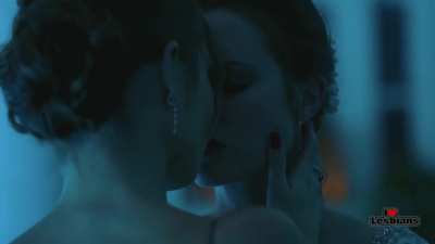 Lili Simmons &amp;amp; Hannah Emily Anderson (The Purge - s01e02 &amp;amp; s01e03) *NO MUSIC*