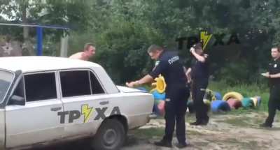 Полиция у нас после реформы отжигает. Только бабок со школьниками умеют гонять.