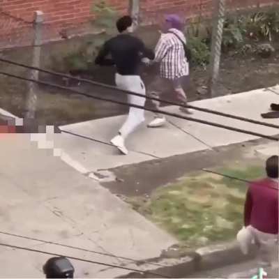Unarmed man defuses knife attacker