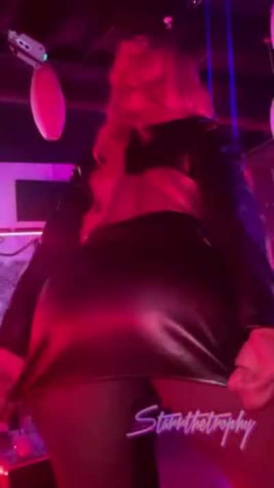 No panties on on the dance floor