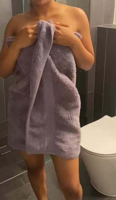 Daddy this towel doesn&rsquo;t cover me up too well&hellip;is that okay? [f] 🤤