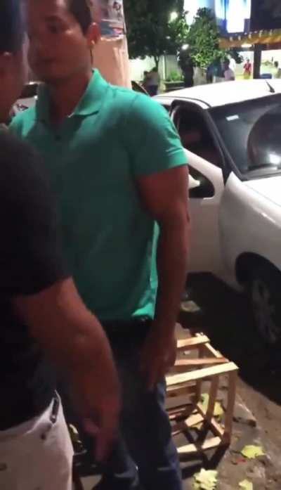 Policial opressor &eacute; intimidado ap&oacute;s prender estudante que estava tomando posse material sem consentimento para comprar cervejinha.
