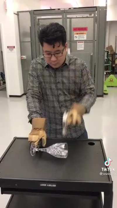 Testing &rsquo;unbreakable&rsquo; glass