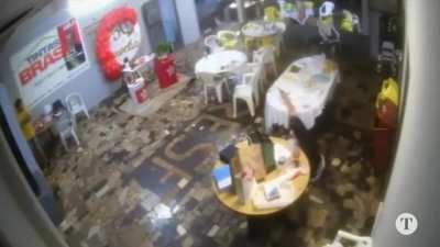 Momento em que bolsonarista armado invade festa de petista em Foz do Igua&ccedil;u, que revida com disparos.