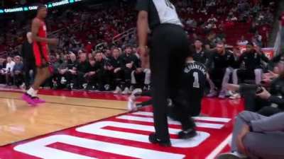 [Highlight] Victor Wembanyama rolls his ankle on play but stands back up like nothing even happened