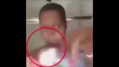 👉🏿👶🏿👈🏿