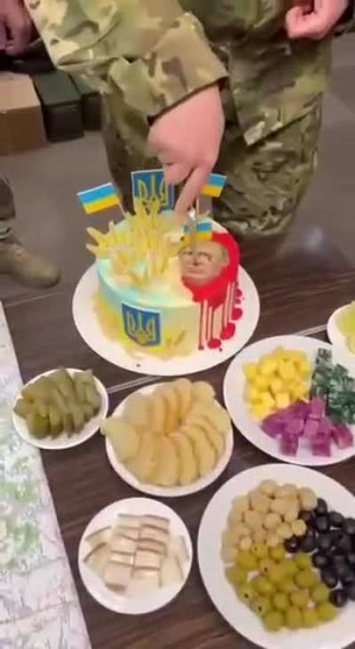 Ukrainian politician Oleksandr Turchynov on his birthday was presented with a cake with Putin's head. He cut her with a knife, saying he saw there were no brains.