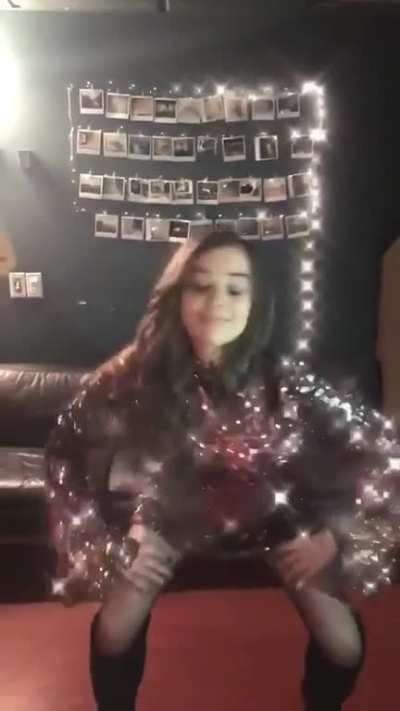 Hailee backstage on &ldquo;The Tonight Show Starring Jimmy Fallon&rdquo; (December 2017)